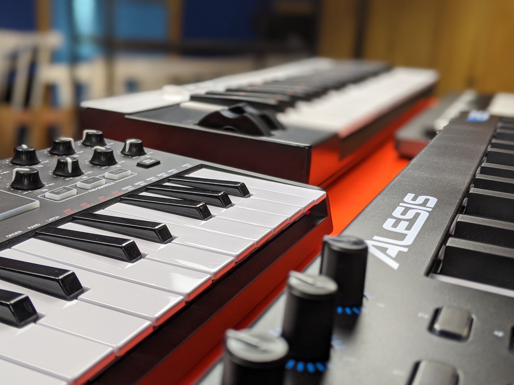 Best budget MIDI controllers for Garageband